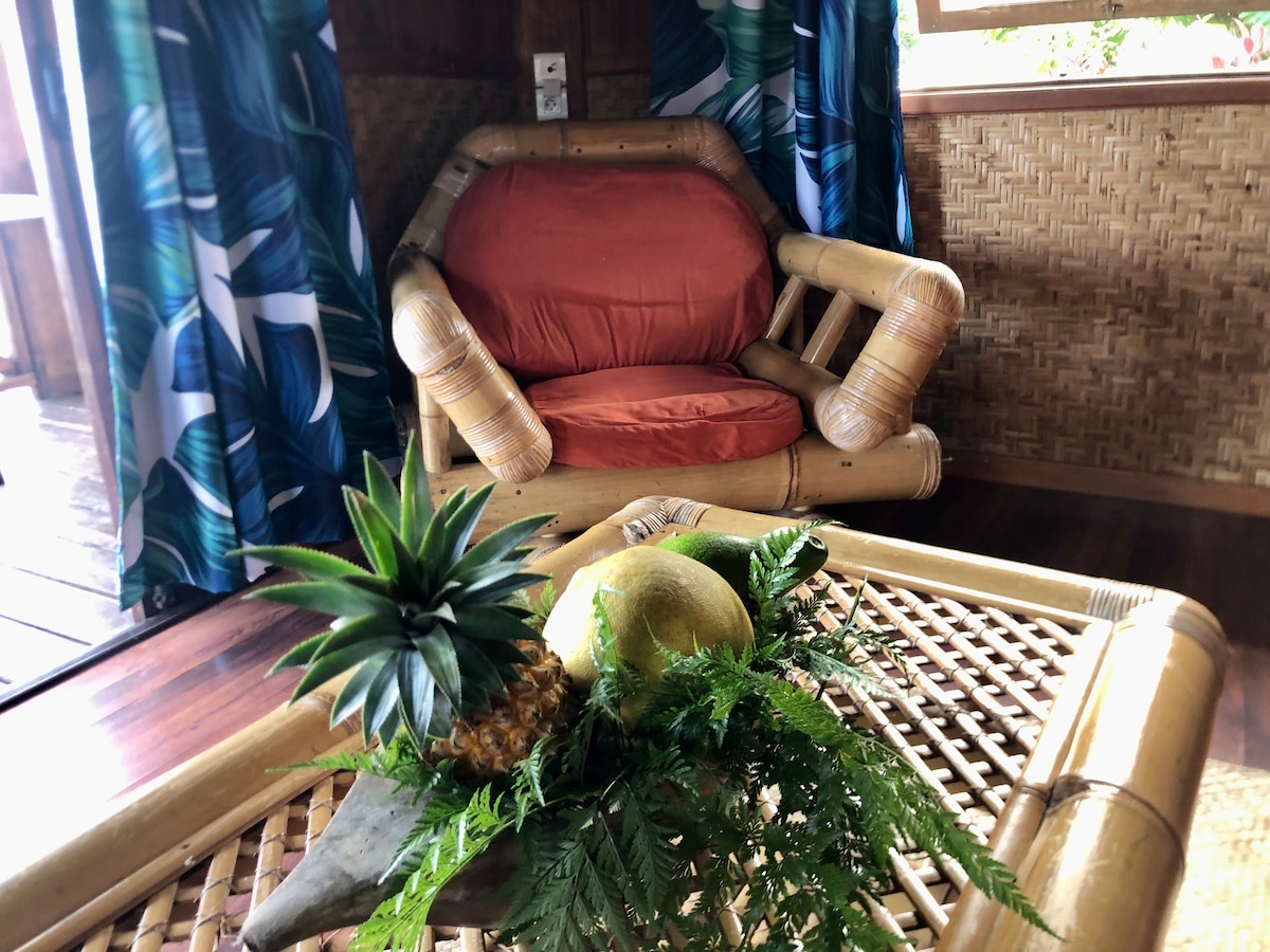 Espace salon du bungalow Havae Teahupoo