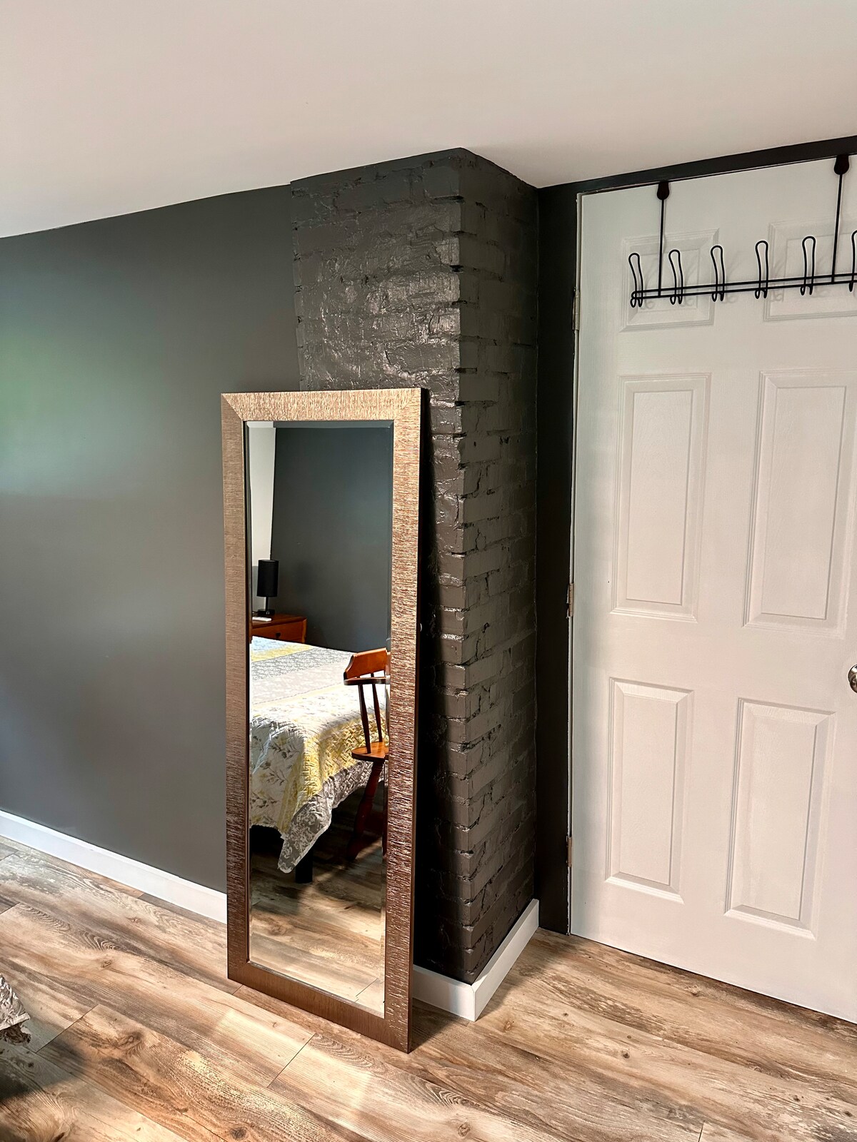 غرفة النوم الرئيسية في الطابق العلوي 