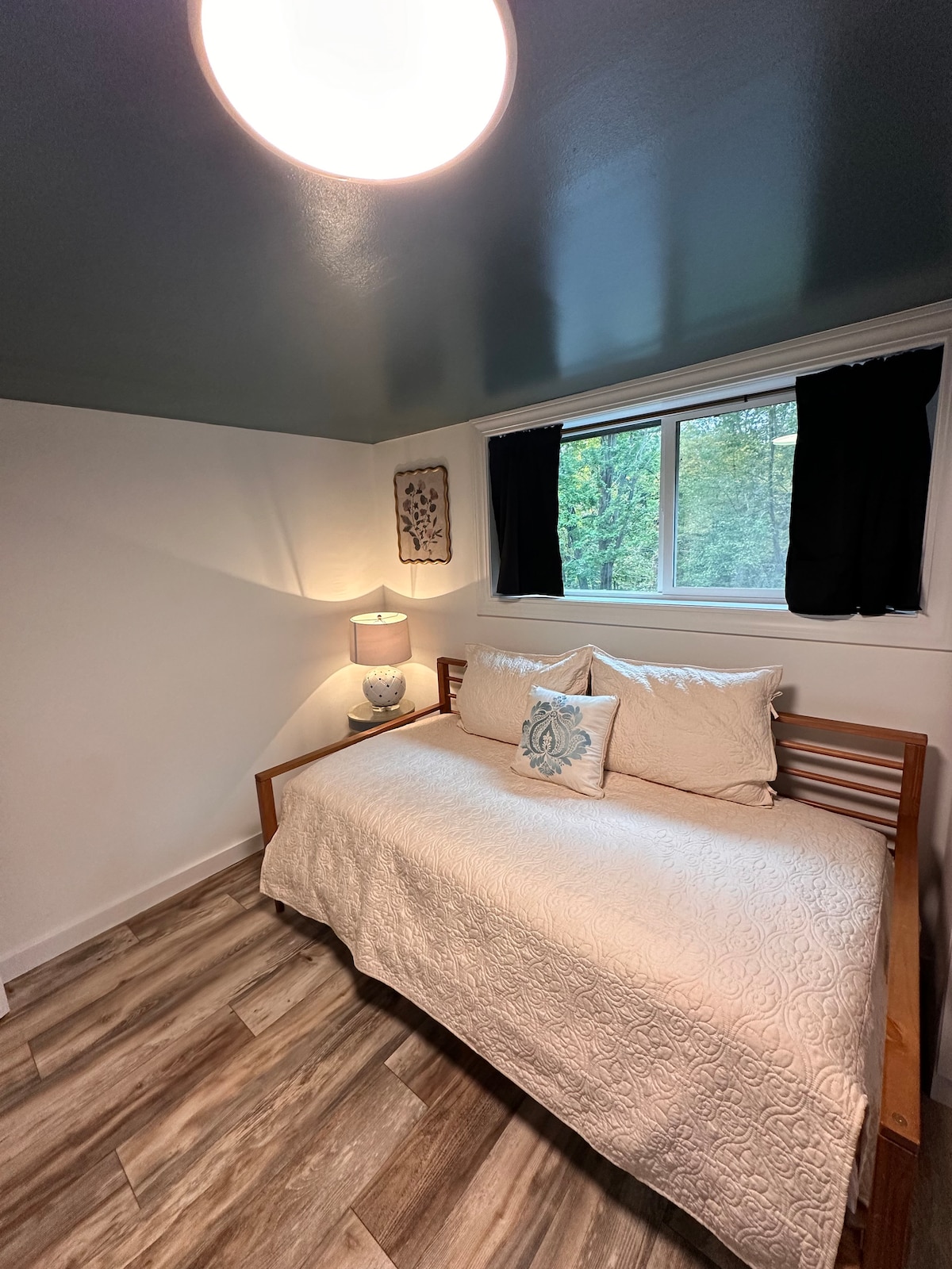 غرفة النوم الثانية في الطابق العلوي (سرير مزدوج كبير جدًا)