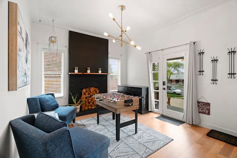 Timeless & Timber | 5B/5b, Fire Pit, Yard * Dogs *