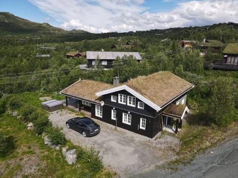 Family cabin with ski out