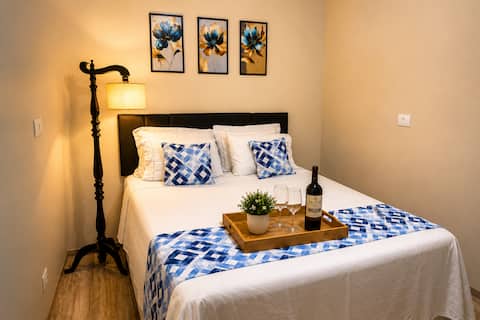 Downtown townhouse | Air conditioning, garage, and 500 Mbps Wi-Fi