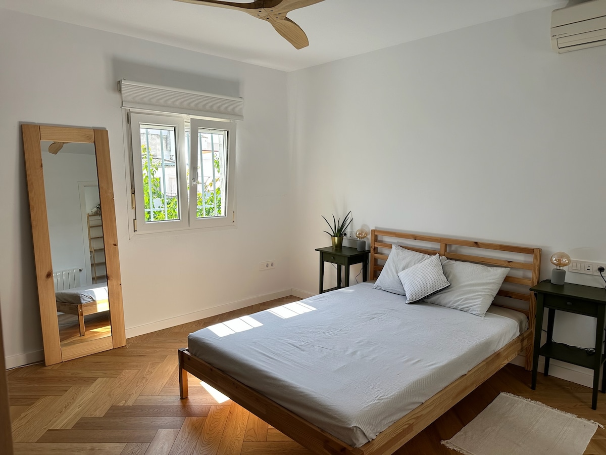 חדר עם חדר רחצה פרטי וארון גדול