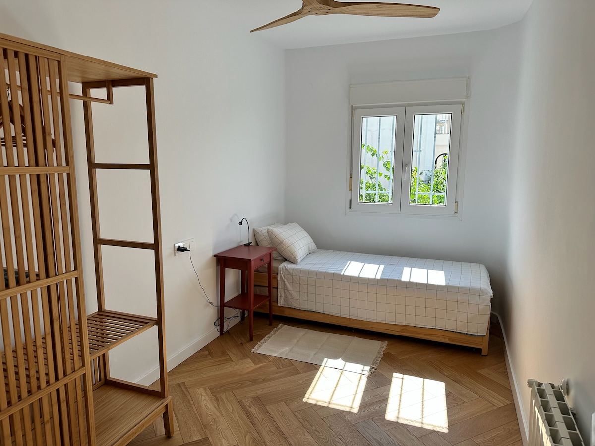 בחדר יש 2 מיטות יחיד שניתן לחבר למיטה גבוהה יותר.

בתמונה זו יש מיטה אחת מעל השנייה 