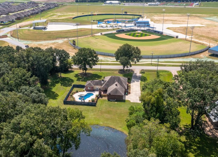 Gameday Getaway • Pool • King Bed • Sports Complex