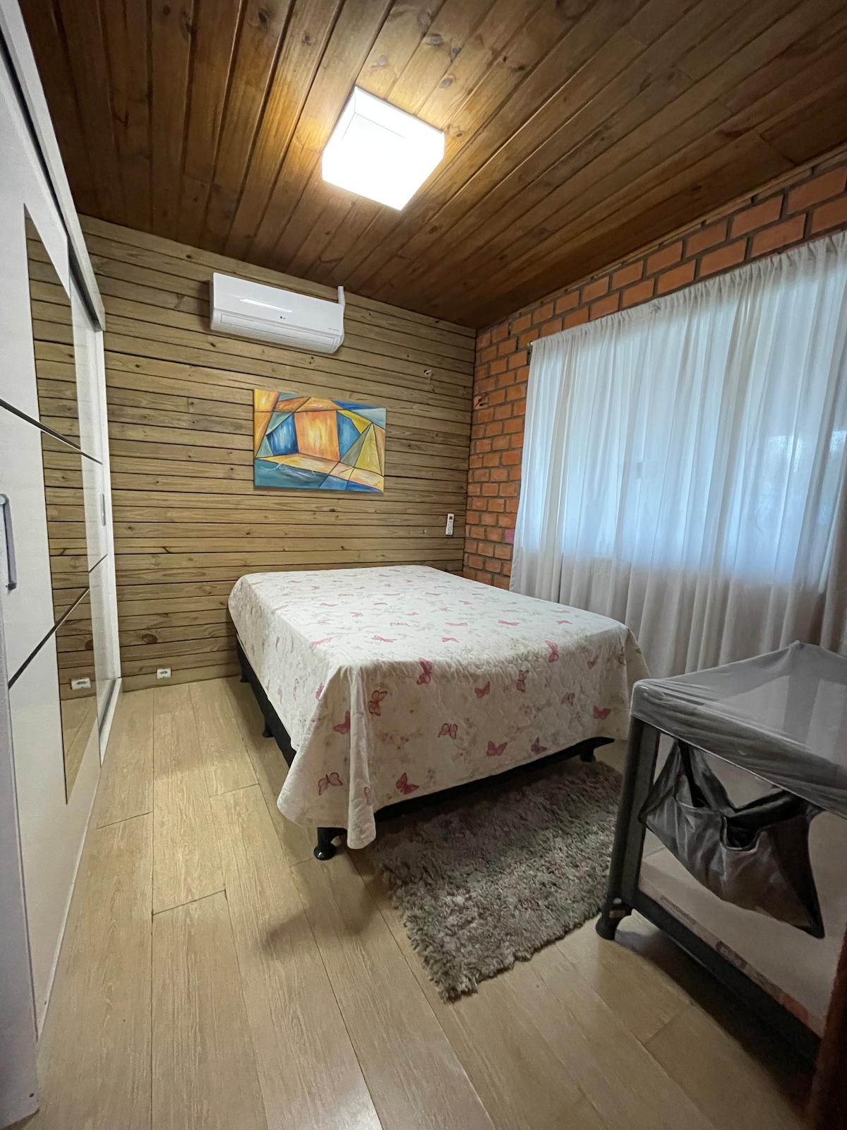 Двојна спална соба, со бебешки кревет и гардероба!