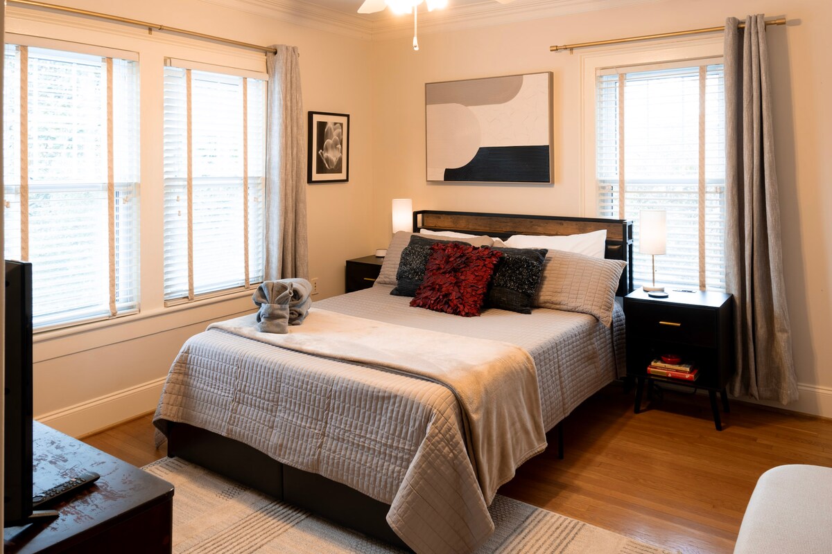 这个房间非常适合放松身心-遮光窗帘和音响机会让您轻松入睡。 