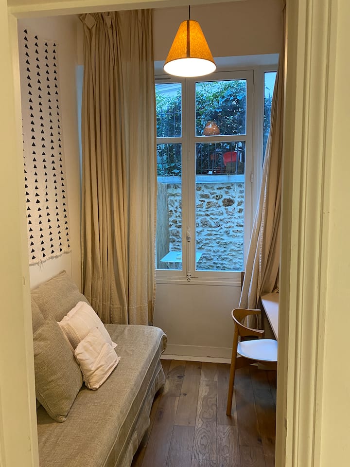 Spálňa na terase s jednolôžkovou pohovkou /posteľou s veľkým matracom.
Plán poskytnutý na prácu na diaľku s vynikajúcim prístupom k Wi-Fi.