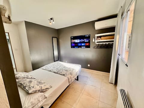 1 Apartment with kitchen. In front of the 2E subway