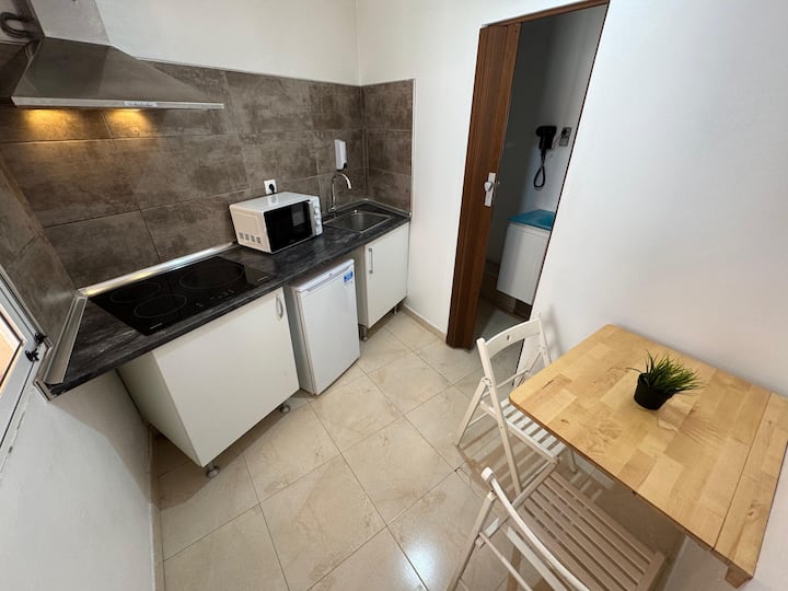 1 Apartamento Con Cocina. Frente Al Metro 2e - L'Hospitalet de Llobregat