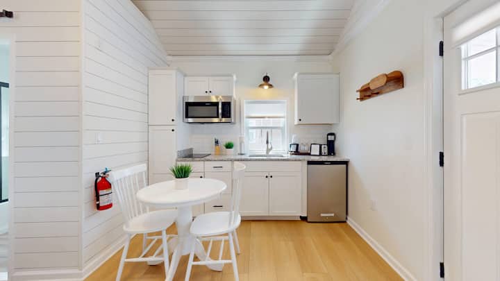 1br • King Bed • Sofa Bed • Sleeps 4 • Shared Pool - 케이프 메이