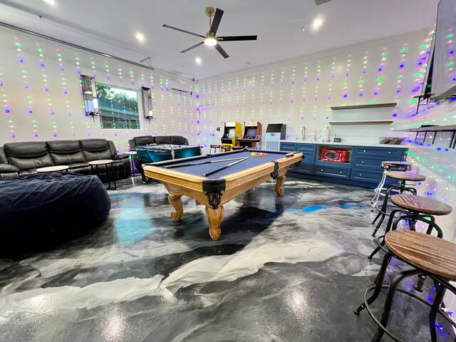3-Home Private Compound w/ Pool, Spa & Game Room! gallery image 4