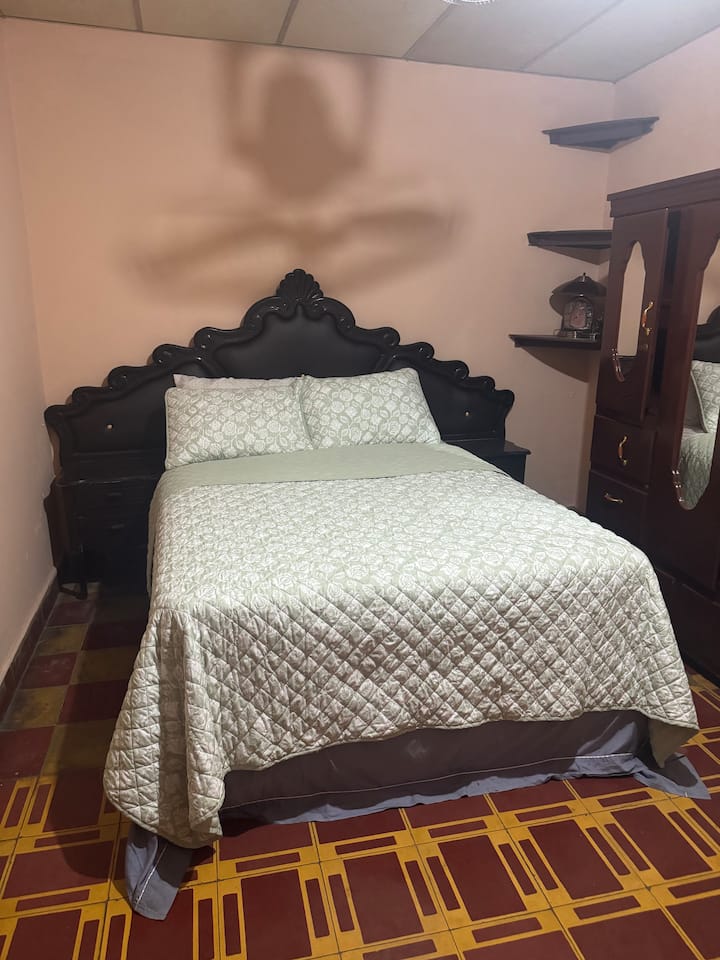 Letto matrimoniale con aria condizionata e ventilatore