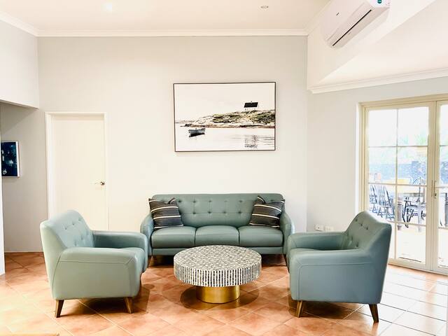 Luxury 4BD Retreat with Pool & Natural Environment gallery image 2