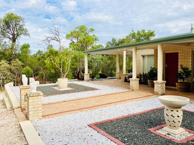 Luxury 4BD Retreat with Pool & Natural Environment gallery image 4