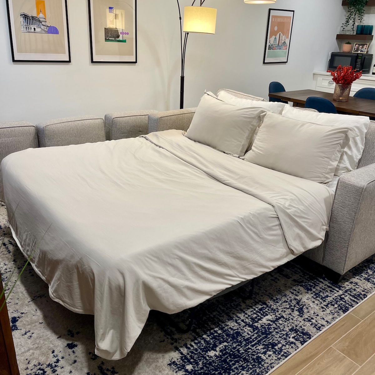 Voor degenen die extra ruimte nodig hebben om te slapen of de kinderen, is schoon beddengoed inbegrepen bij een matrastopper waardoor dit meer als een echt bed aanvoelt dan een slaapbank.