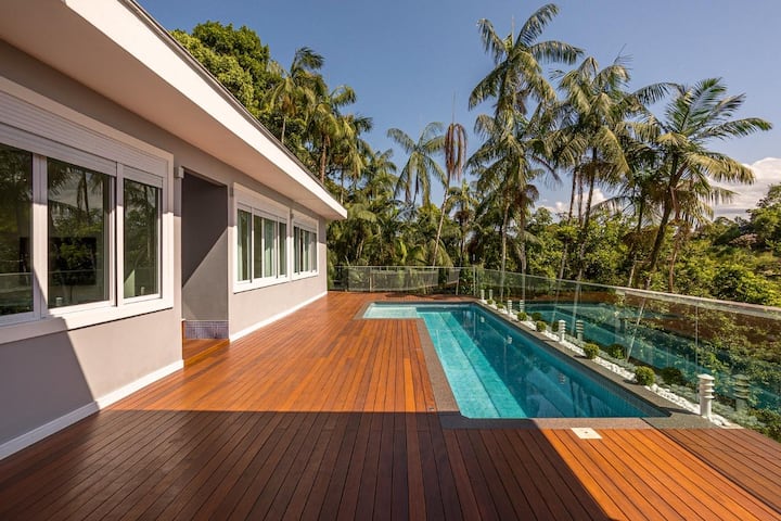 High standard house with heated pool and bathtub