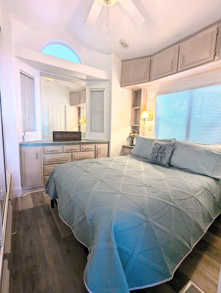 هناك مساحة كبيرة لتخزين أمتعتك. تواجه النافذة الغرب، مما يوفر سهولة لأشعة الشمس الصباحية. 