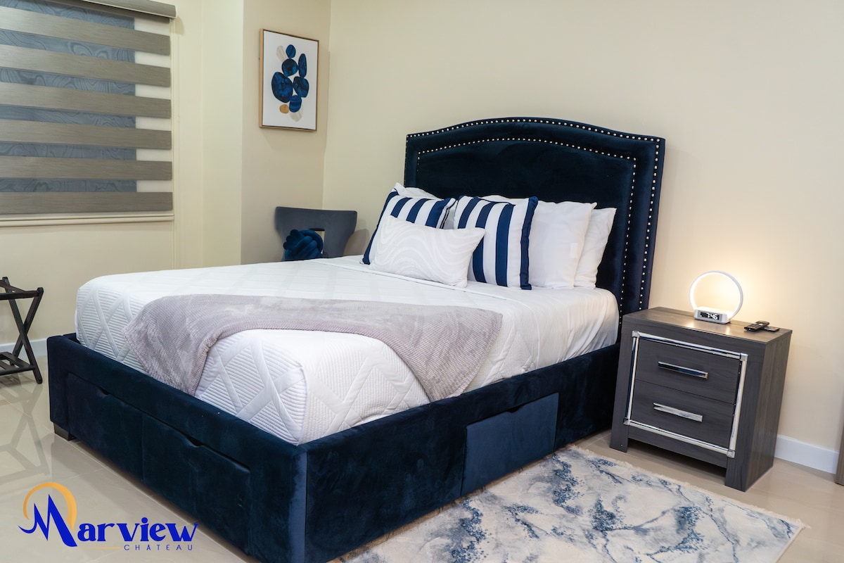 Cama tamaño queen: ubicada en la planta baja con baño privado.