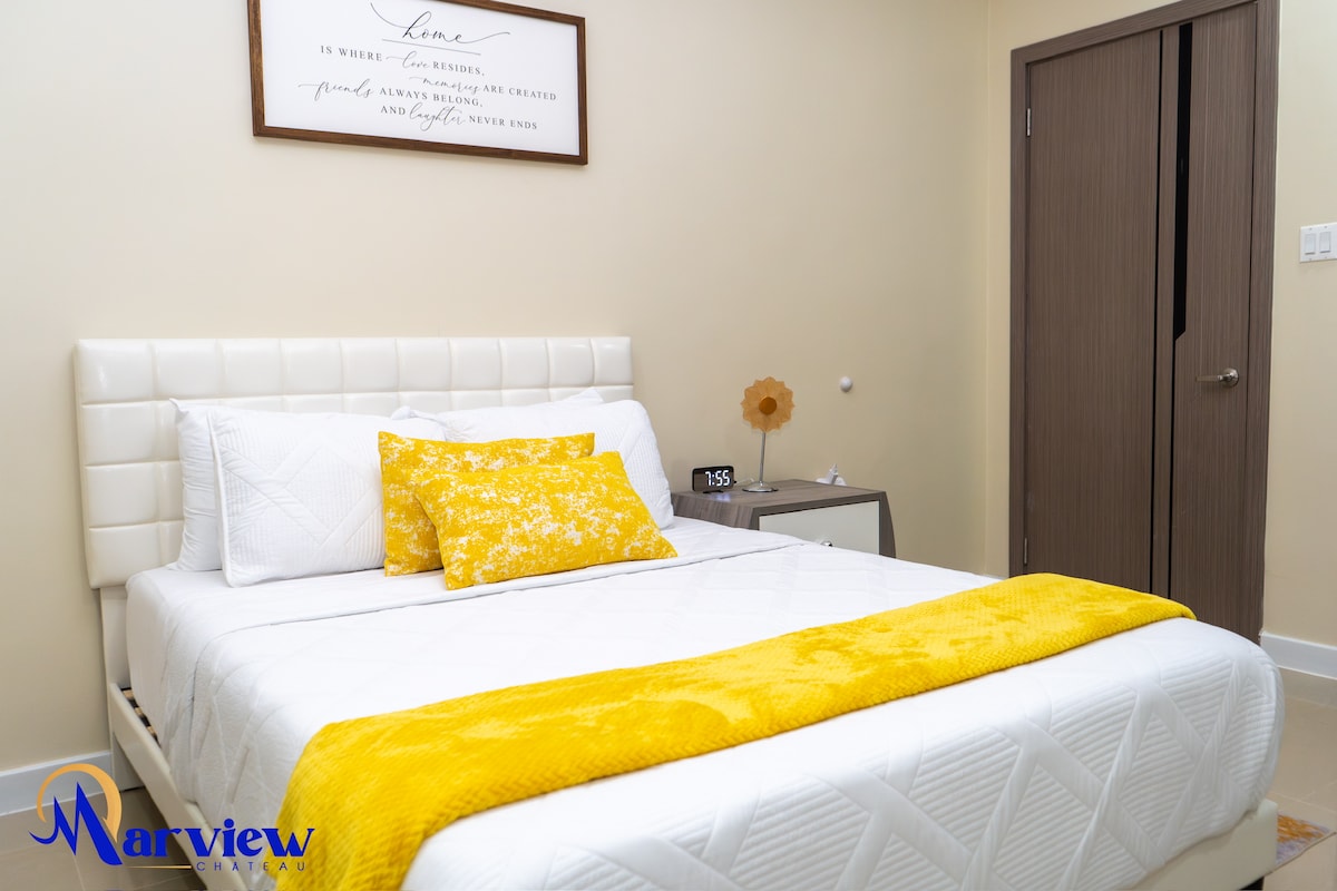 Cama tamaño queen: ubicada arriba con baño privado