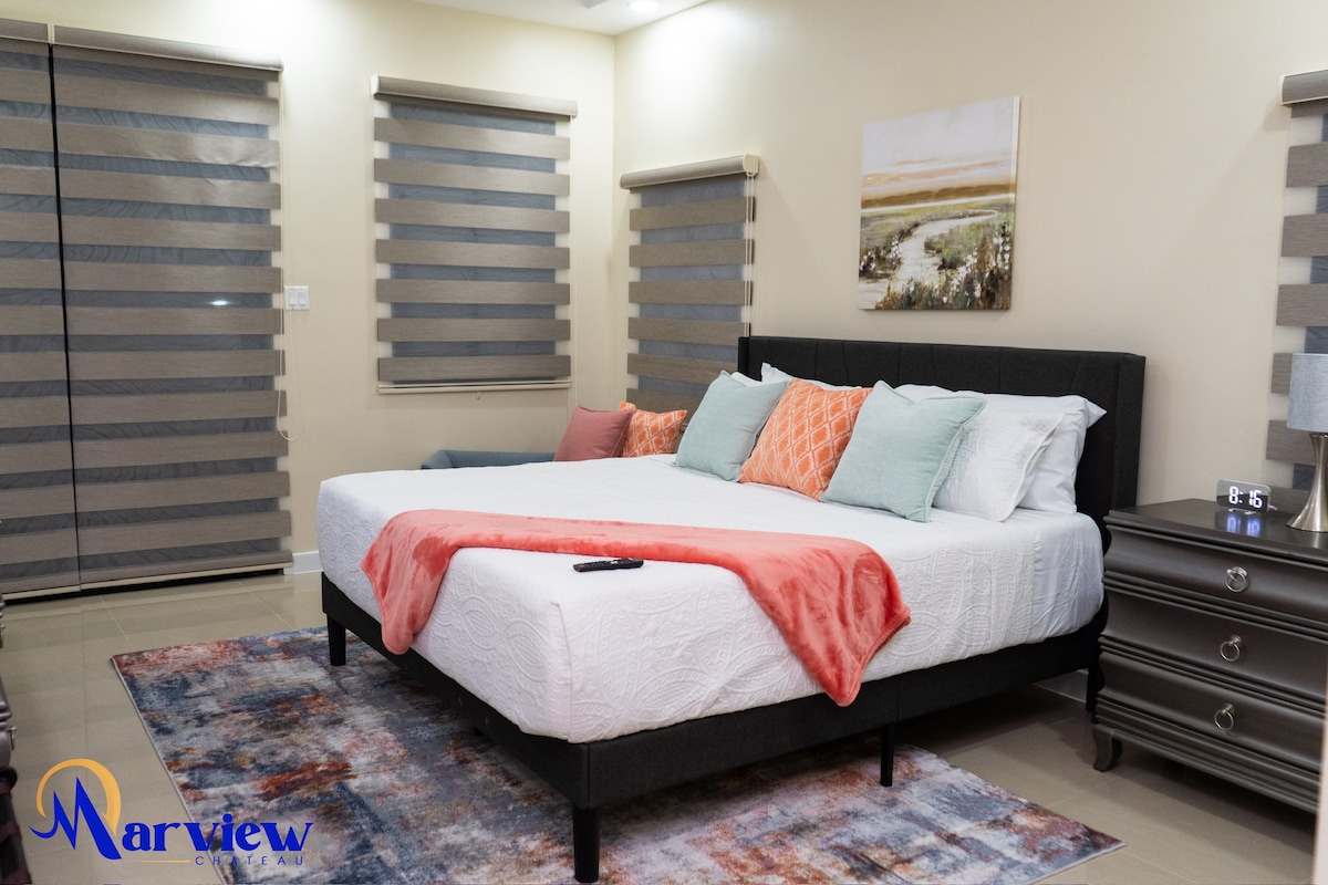 El dormitorio principal con cama tamaño king se encuentra arriba y tiene baño en suite. 