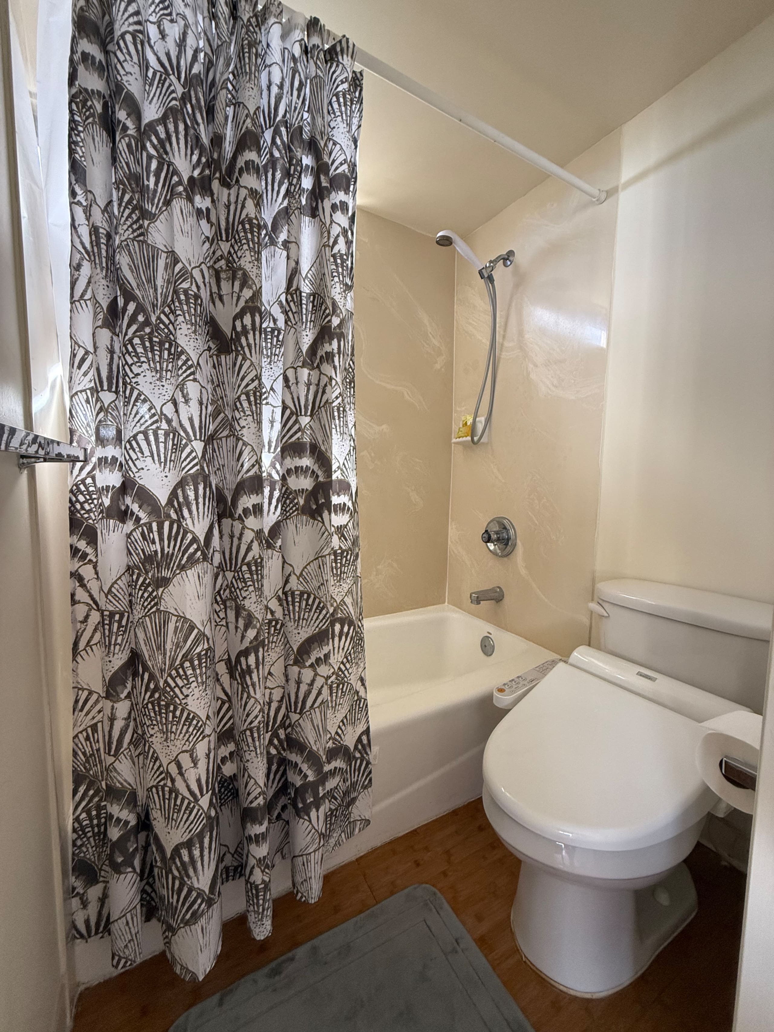 Ocean view Waikiki Banyan condo. Free parking! - Image 8