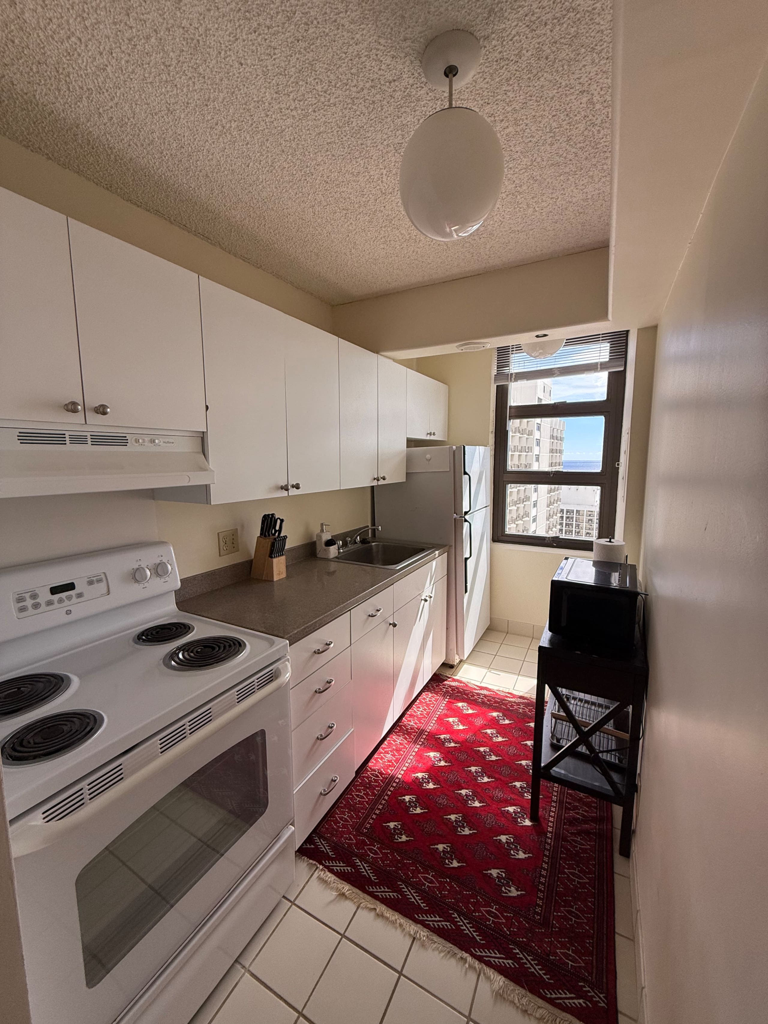 Ocean view Waikiki Banyan condo. Free parking! - Image 4
