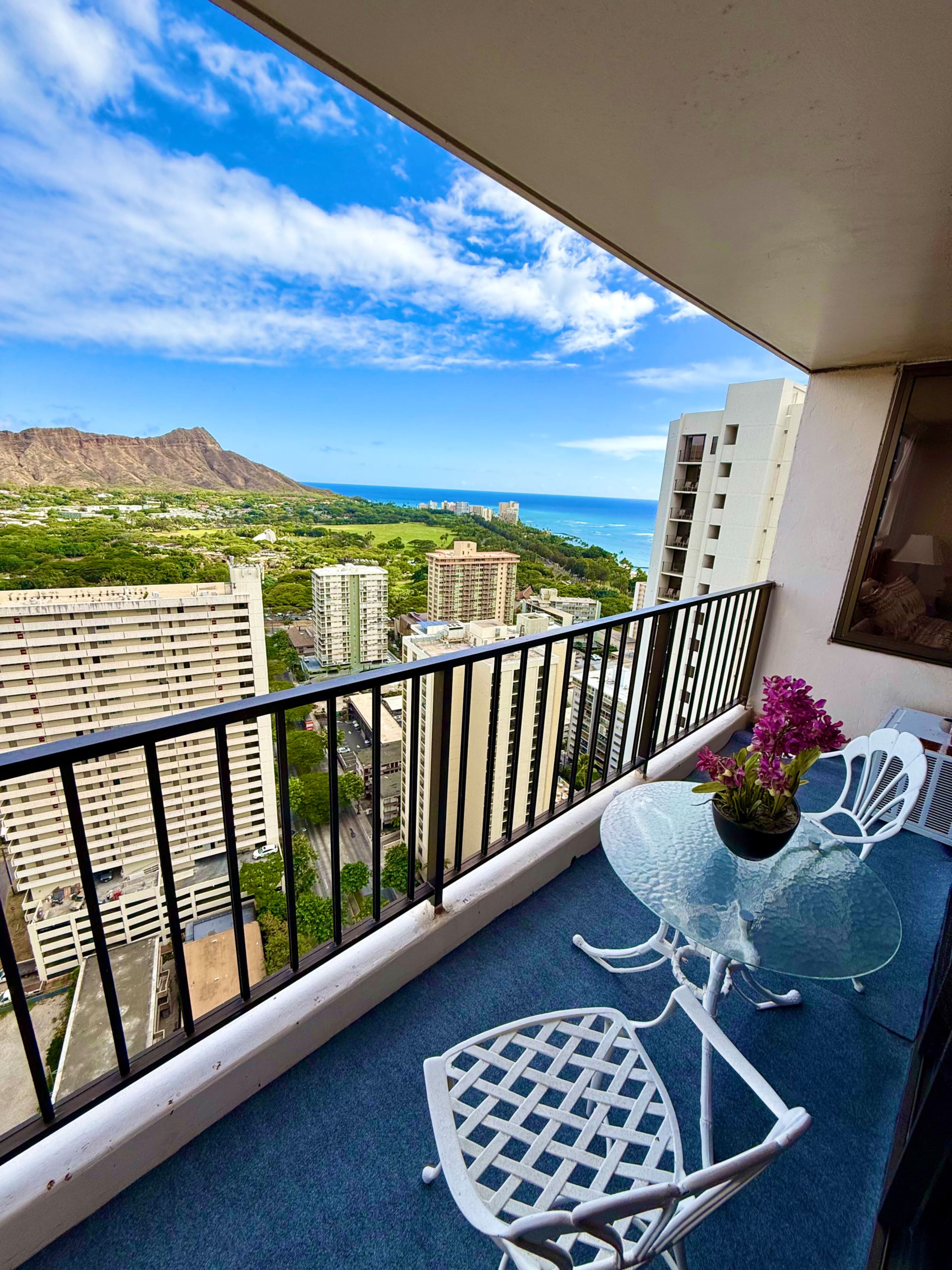 Ocean view Waikiki Banyan condo. Free parking! - Image 1