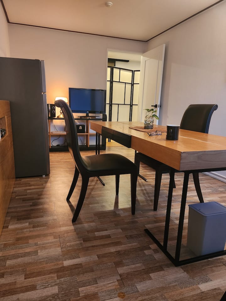 - Toto je súkromný oddychový priestor len pre 2 osoby.

- Toto je priestor, kde môžete sledovať televízor, relaxovať alebo pracovať z domu a zároveň si vychutnávať ľahké jedlá, kávu a nápoje.

- TV, chladnička, mikrovlnná rúra, kanvica na kávu, sušič vlasov, pohotovostná medicína, občerstvenie atď.

- Vedľa obývacej izby je kuchynský kút, indukčný sporák, základný riad a
Máme koreniny.