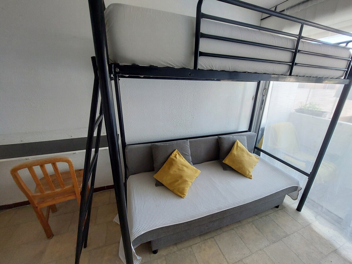 Popular Airbnb listing: Studio with private parking in Hôpitaux Facultés