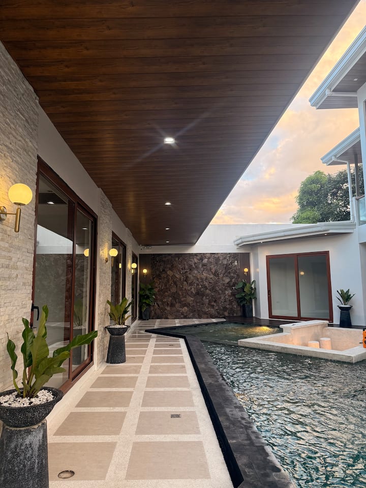 Where Tropical Vibes Meet Ultimate Relaxation. - Valenzuela