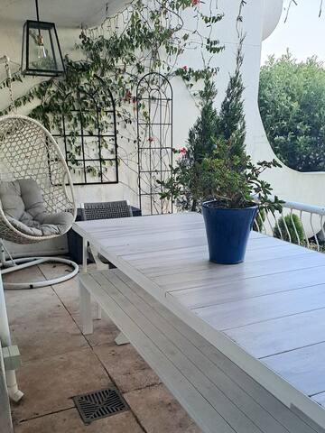 Spacious 4 bed home, beach living, ocean views gallery image 3