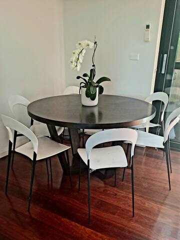 Spacious 4 bed home, beach living, ocean views gallery image 5