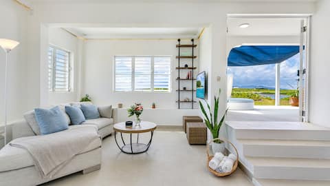 Oceanfront Escape: Stunning Seaside Apartment