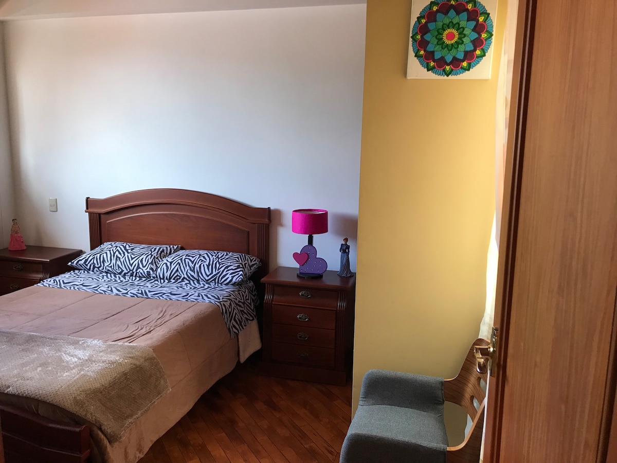 חדר הורים עם טלוויזיה 