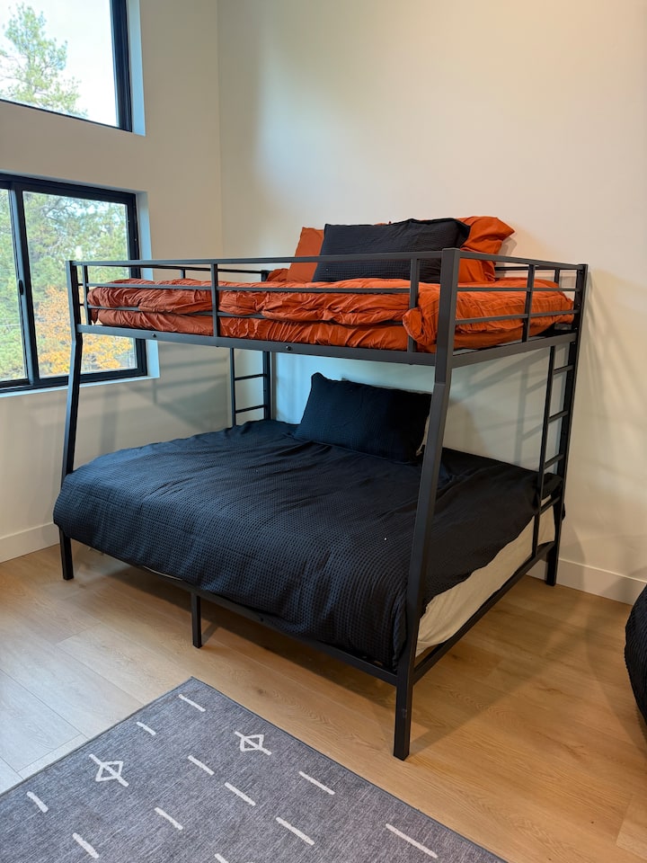 Მე ‑ 5 საძინებელში (ასევე, ლოფტი - მისაღები ოთახი 3) არის სრული საწოლი, ხოლო ქვედა ნაწილში - ორადგილიანი საწოლი
Ორსართულიანი!