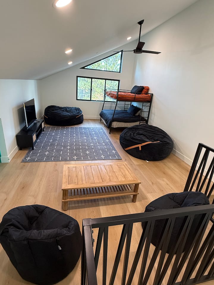 ¡El dormitorio 5 es un loft abierto! Capacidad para 3-4 personas. ¡La litera superior es un colchón completo y la litera inferior es una cama tamaño queen!