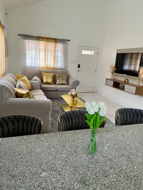 Irie Luxury Home, Caymanas w/pool