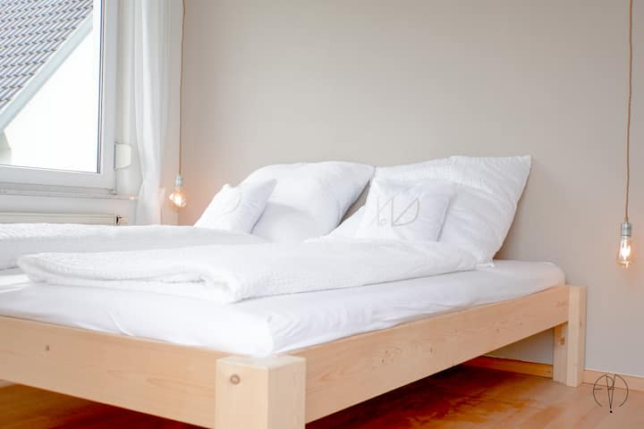 Manji kroz sobu na terasi.