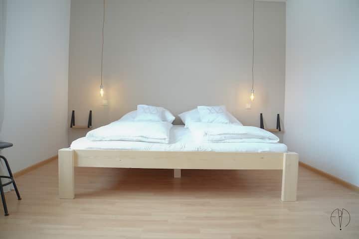 Prostor za spavanje u velikoj spavaćoj sobi. Ovdje ima mjesta za dječji krevet