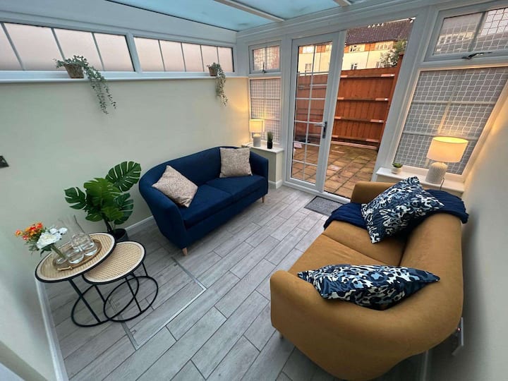 Elegant Room In Stylish House - Milton Keynes
