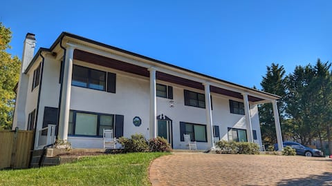 Spacious 5,300 sq ft Home-10 Min to DC•Sleeps 10+