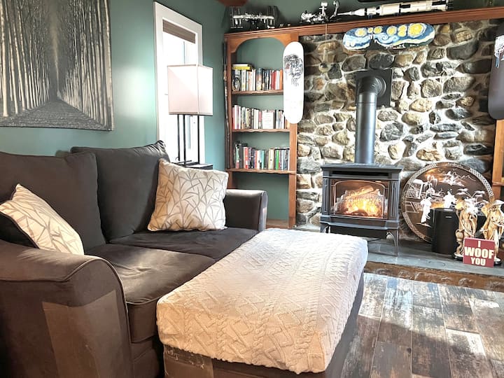 Cozy Escape W/private Hot Tub & Backyard Skatepark - Bristol, CT