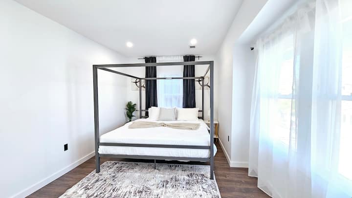 חדר שינה גדול עם מיטת קינג סייז