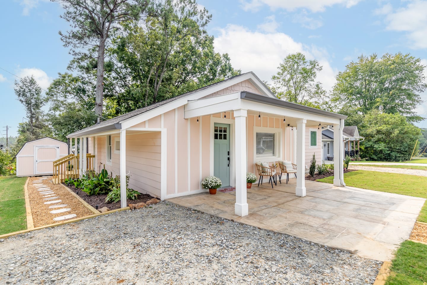 Downtown Flowery Branch/Lake Lanier-The Peach Pad!
