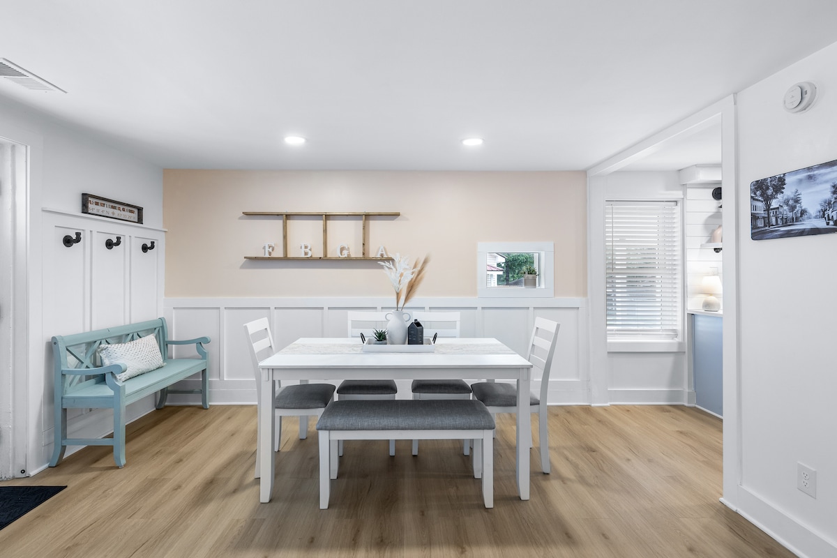 Downtown Flowery Branch/Lake Lanier-The Peach Pad!