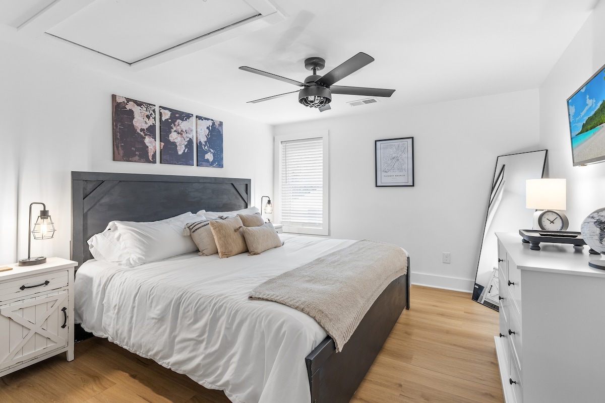Downtown Flowery Branch/Lake Lanier-The Peach Pad!