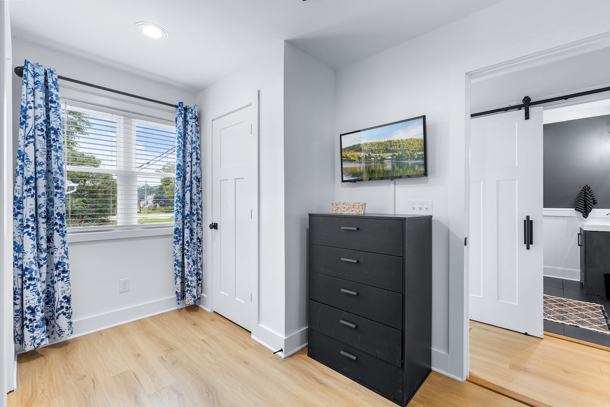Downtown Flowery Branch/Lake Lanier-The Peach Pad!