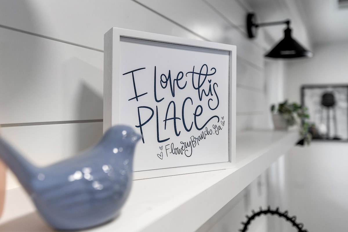 Downtown Flowery Branch/Lake Lanier-The Peach Pad!