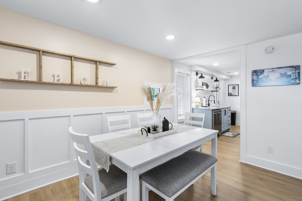 Downtown Flowery Branch/Lake Lanier-The Peach Pad!